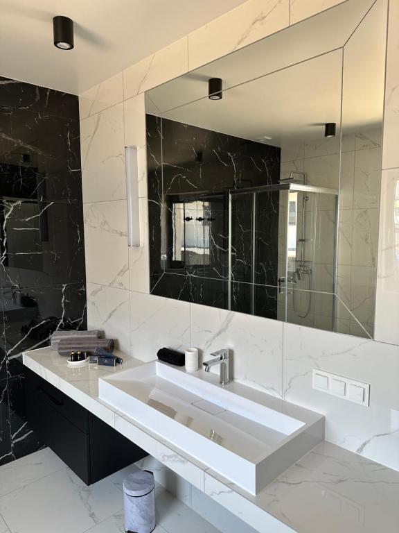 Koupelna v ubytování GLAMROOM Mechelinki