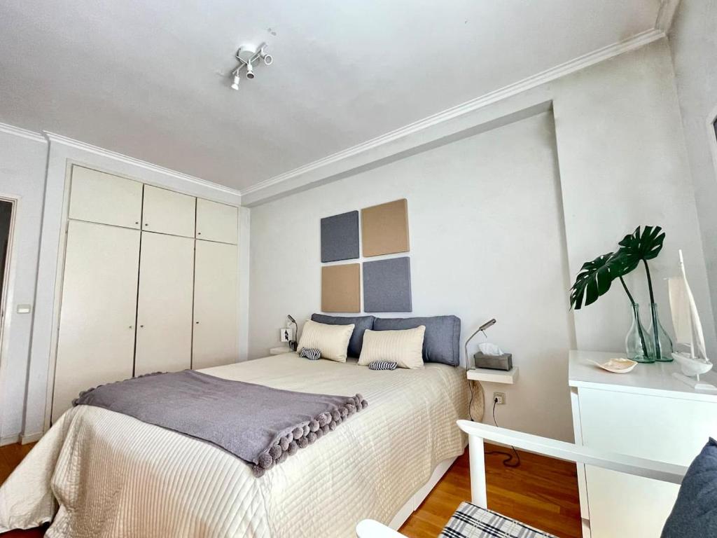 1 dormitorio con 1 cama en una habitación blanca en Apartamento Ofir, en Fão