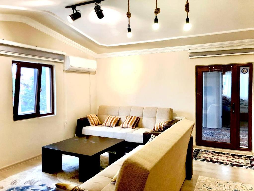 a living room with a couch and a table at Yalova Halic apartment in Yalova