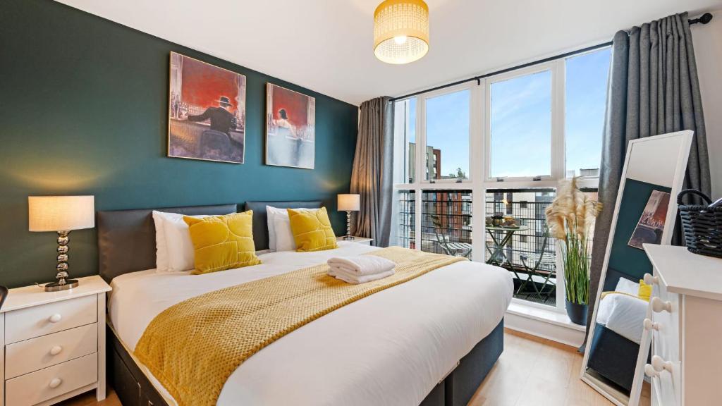 - une chambre avec un grand lit et une grande fenêtre dans l'établissement Host & Stay - Knowledge Quarter Apartment, à Liverpool