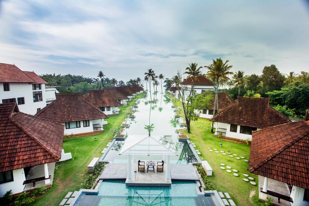 una vista aérea del patio de un complejo en Rhythm Kumarakom, en Kumarakom