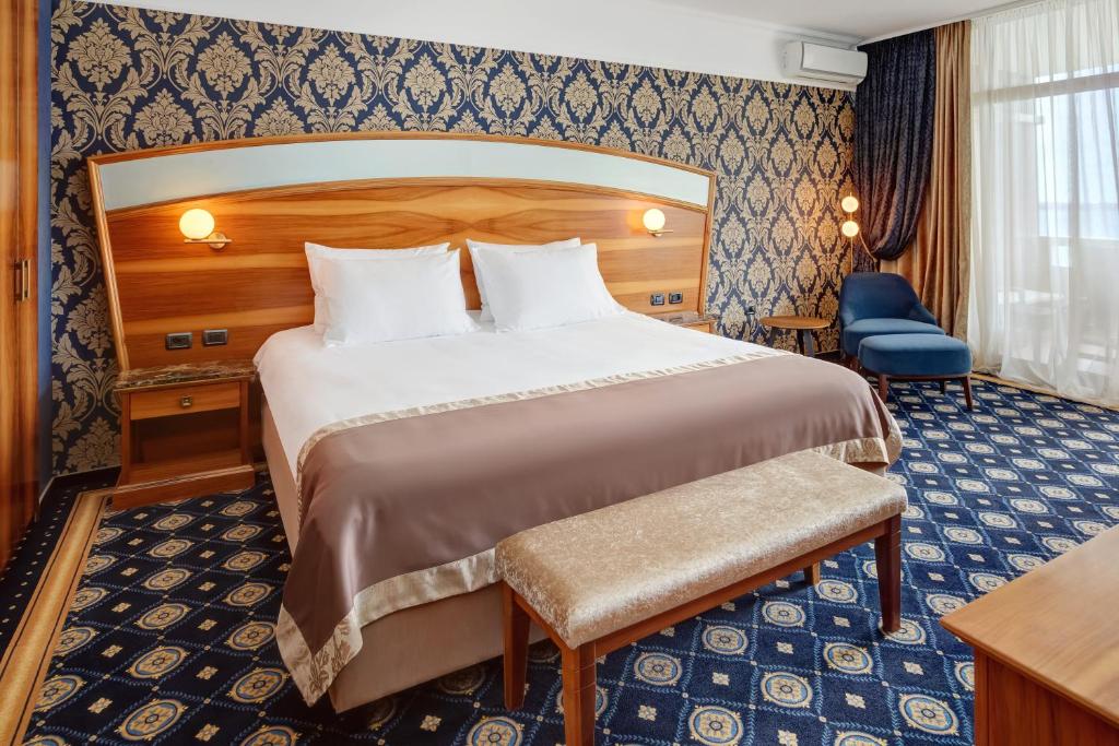 Postel nebo postele na pokoji v ubytování Remisens Hotel METROPOL