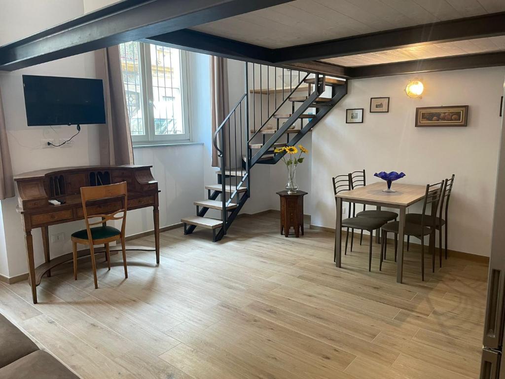 - un salon avec une table et un escalier dans l'établissement DÔME SANPIO V - Torino, à Turin