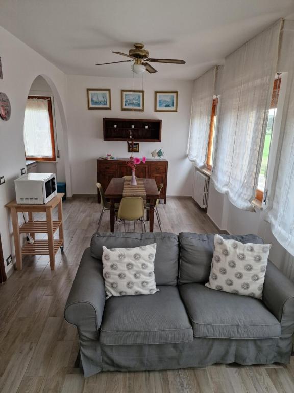 salon z kanapą i stołem w obiekcie Le Logge Apartment w mieście Baratti