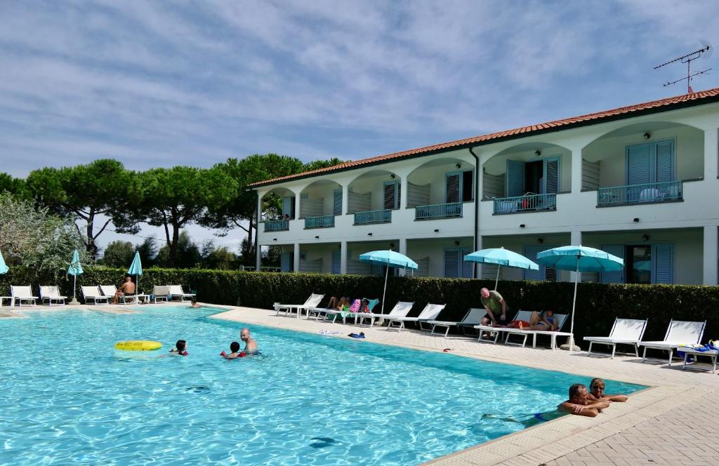 um grupo de pessoas na piscina de um hotel em ISA-Residence with swimming-pool at only 450 meters from the beach em Mazzanta