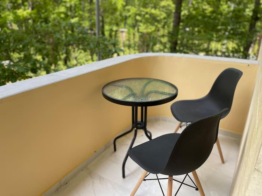 einen kleinen Tisch und zwei Stühle auf dem Balkon in der Unterkunft Apartment VR home terrazza in Zaghkadsor