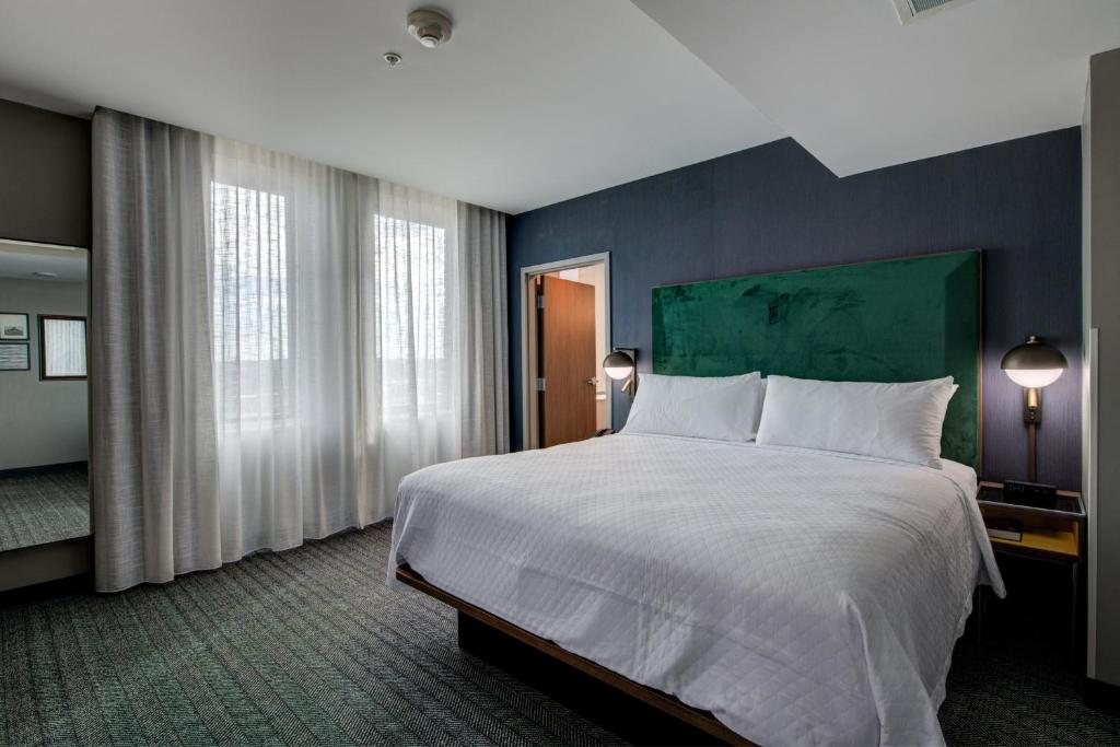 The Threefoot Hotel, Meridian, a Tribute Portfolio Hotel - Executive King Suite Met Bankbed