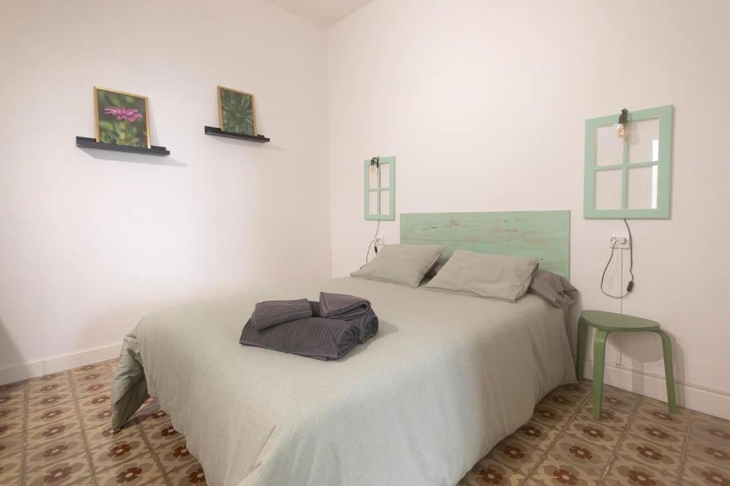 1 dormitorio con 1 cama blanca grande y 2 almohadas en La Monimba, en La Laguna