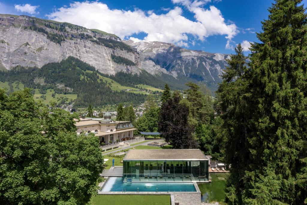 ein Anwesen in den Bergen mit Pool in der Unterkunft Waldhaus Flims Wellness Resort, Autograph Collection in Flims