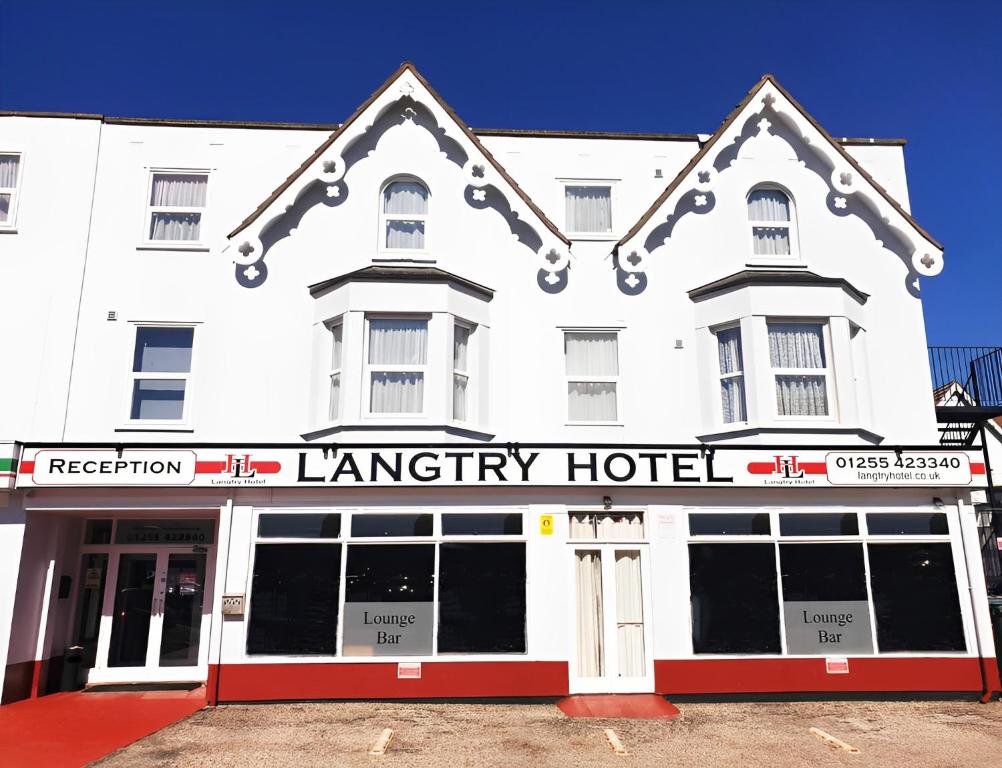 um edifício branco com um hotel biblioteca vermelho e branco em The Langtry Hotel em Clacton-on-Sea