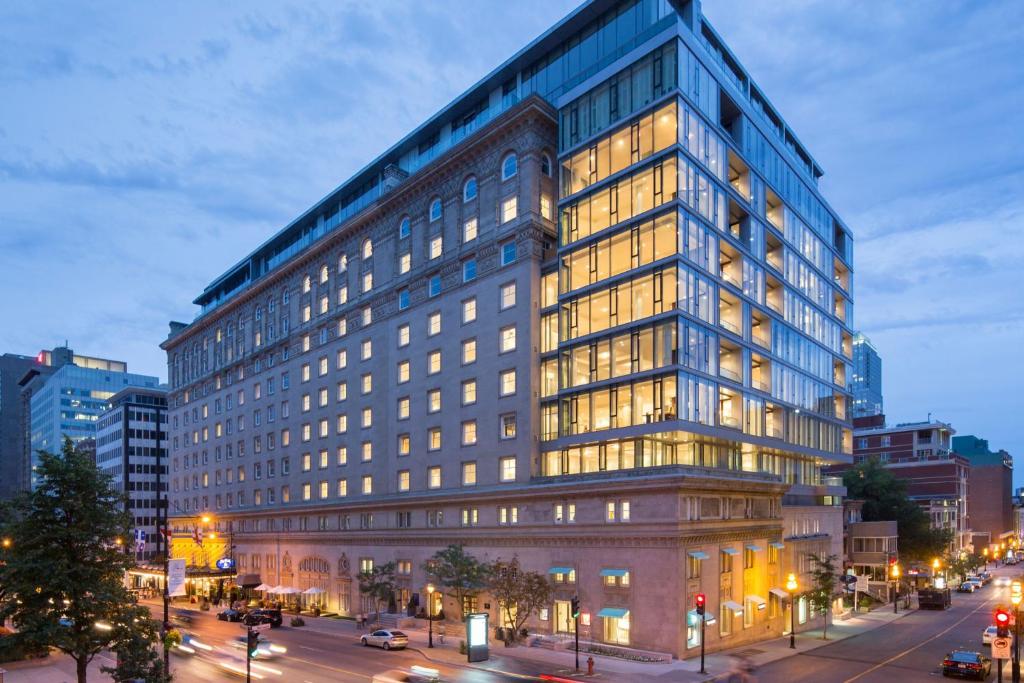 un edificio alto con luci accese in una città di The Ritz-Carlton, Montreal a Montréal