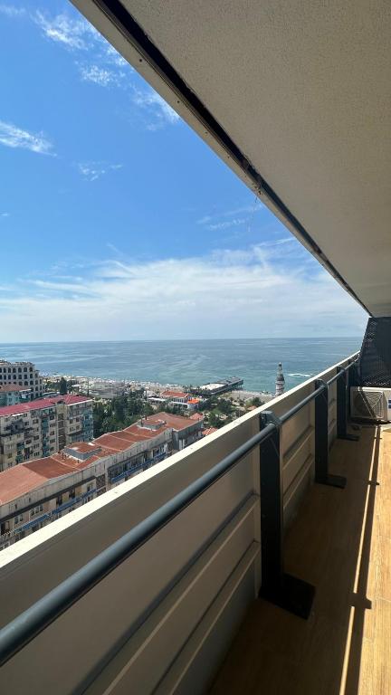 vistas al océano desde el balcón de un edificio en Seaview 2 room Apartment, en Batumi