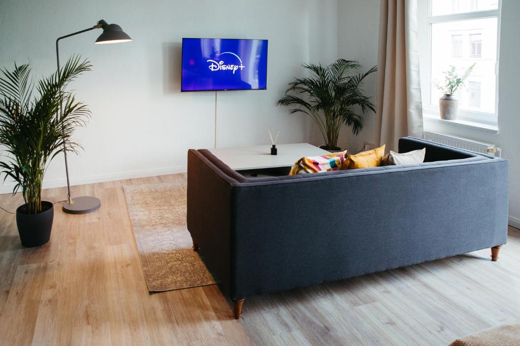 uma sala de estar com um sofá e uma mesa em Magdeburg Wohnkomfort - Vollausgestattet - Streaming - Familie & Business em Magdeburg