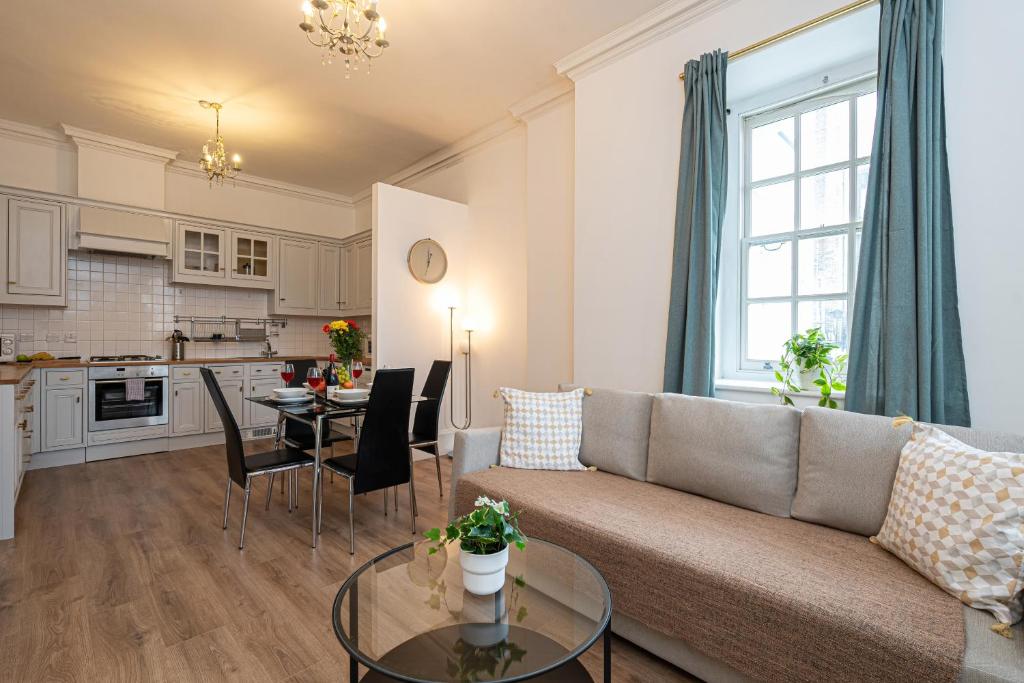 Stay Thames River - Two-Bedroom Apartment