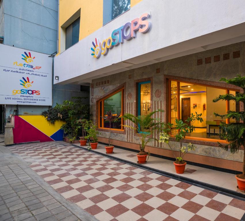 バンガロールにあるgoSTOPS Bengaluru, Gandhi Nagar Majesticの建物前の小切手フロアの店
