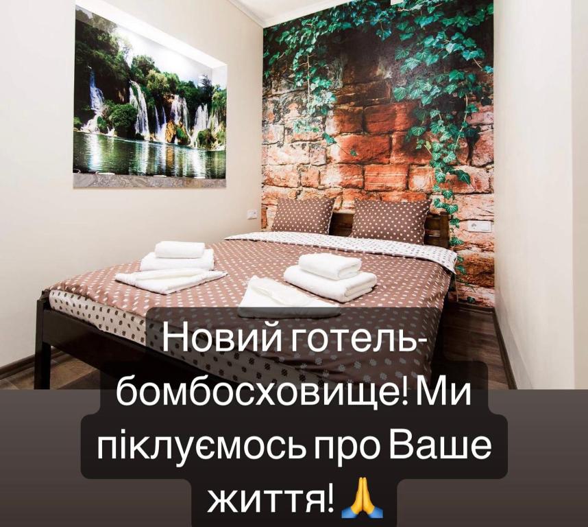 een slaapkamer met een bed met een schilderij aan de muur bij Art Apartments on Deribasobskaya in Odessa