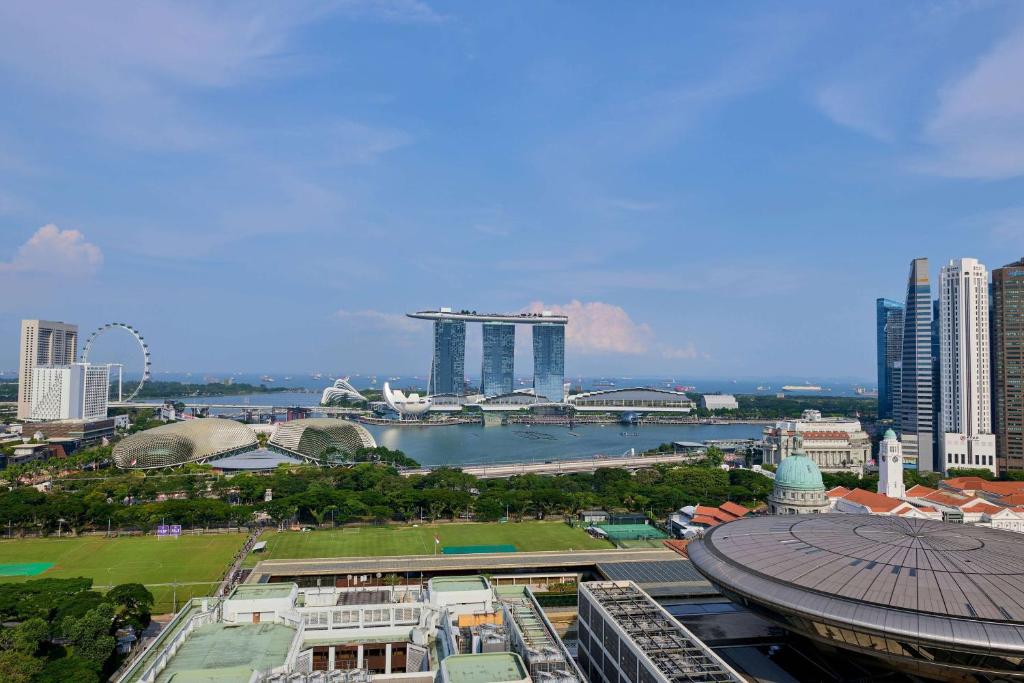 vistas a una ciudad con río y edificios en Peninsula Excelsior Singapore, A Wyndham Hotel, en Singapur