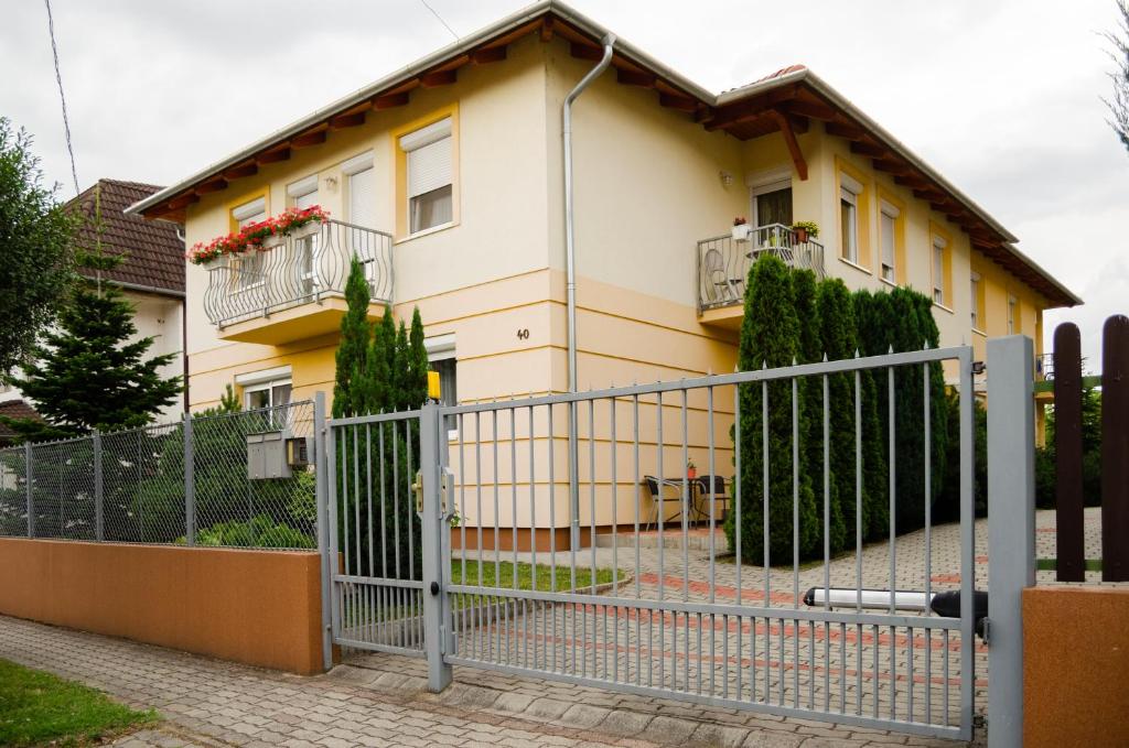 een hek voor een huis bij Bodó apartman 2 in Hévíz