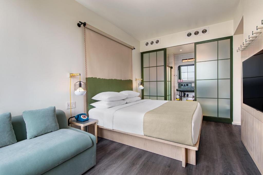 Postel nebo postele na pokoji v ubytování Moxy NYC Chelsea