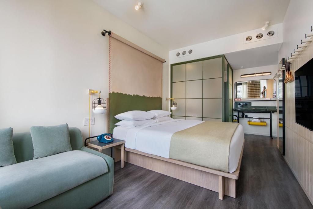 Postel nebo postele na pokoji v ubytování Moxy NYC Chelsea