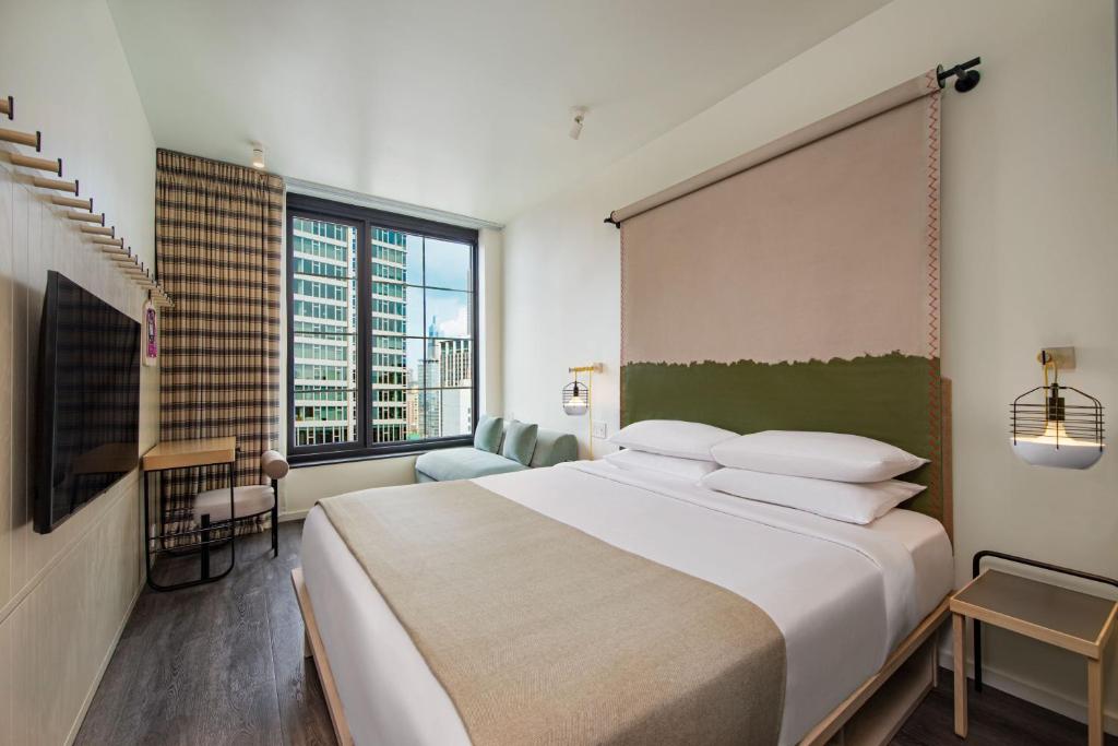 Postel nebo postele na pokoji v ubytování Moxy NYC Chelsea