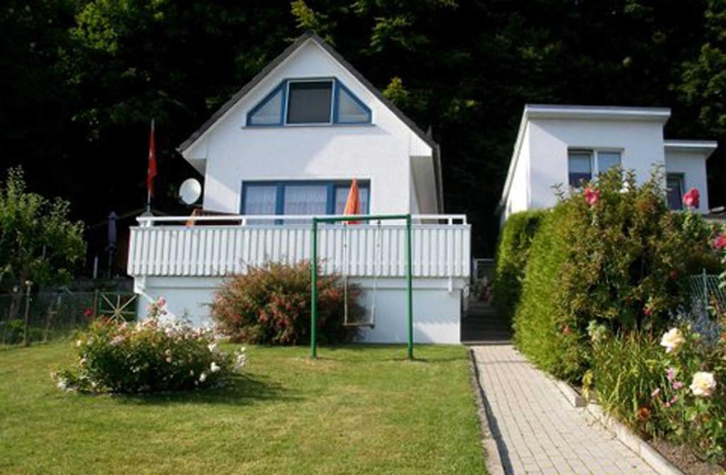 una casa blanca con una valla en un patio en Ferienhaus Wagner en Sassnitz