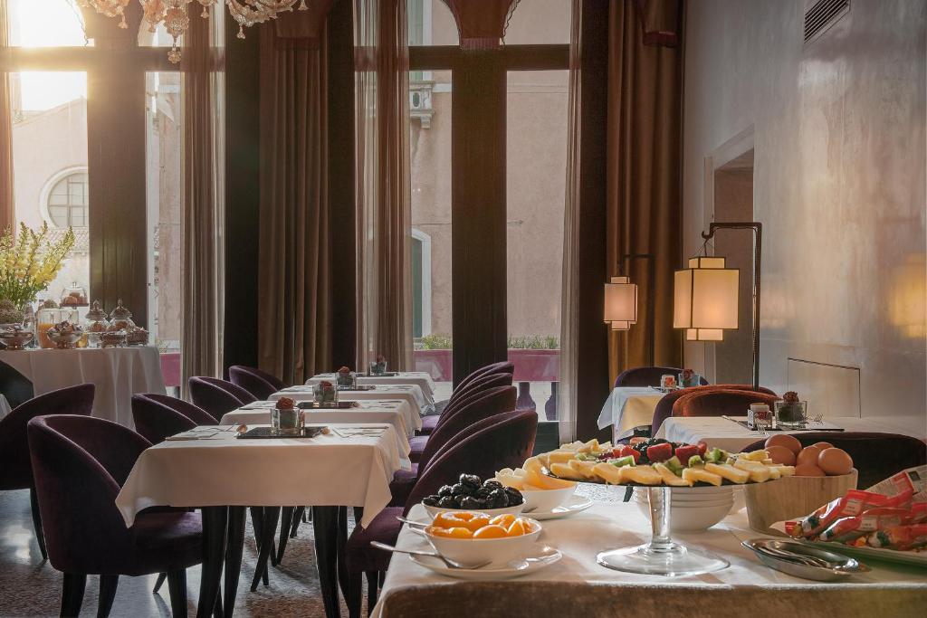 Jedlo v ubytovaní bed & breakfast alebo blízkom okolí