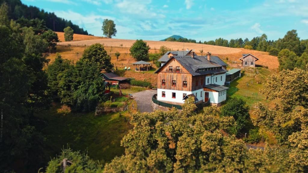una vista aérea de una gran casa en una colina en Penzion Na Výšinkách, Jetřichovice, České Švýcarsko en Jetřichovice