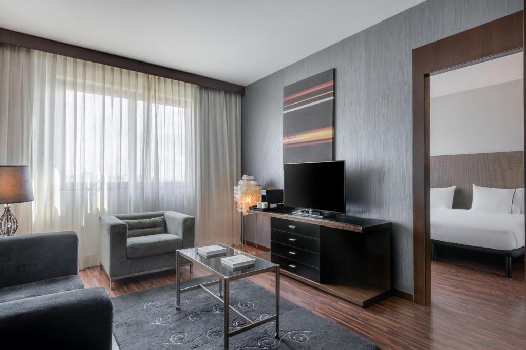 TV a/nebo společenská místnost v ubytování AC Hotel Brescia by Marriott