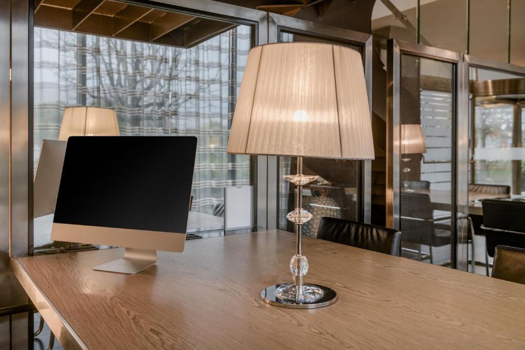 TV a/nebo společenská místnost v ubytování AC Hotel Brescia by Marriott