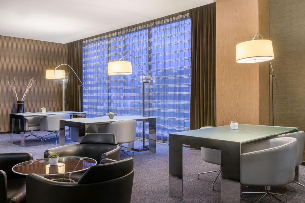 Posezení v ubytování AC Hotel Brescia by Marriott