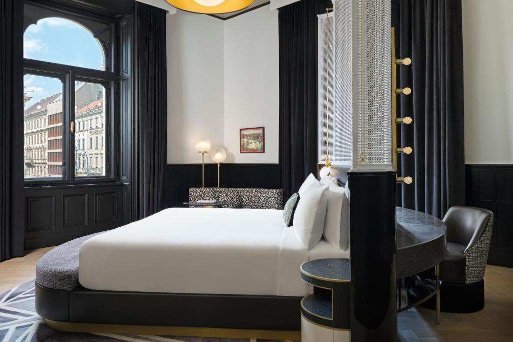 
W King Suite with Opera House View
