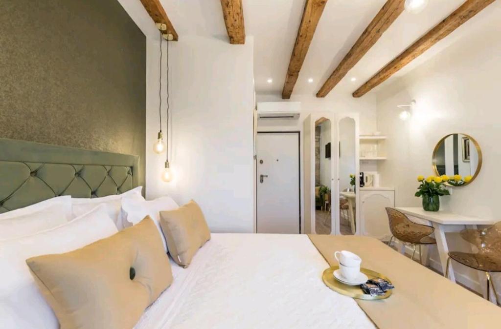 Posteľ alebo postele v izbe v ubytovaní Old town vibes for 2, luxury room with sea view