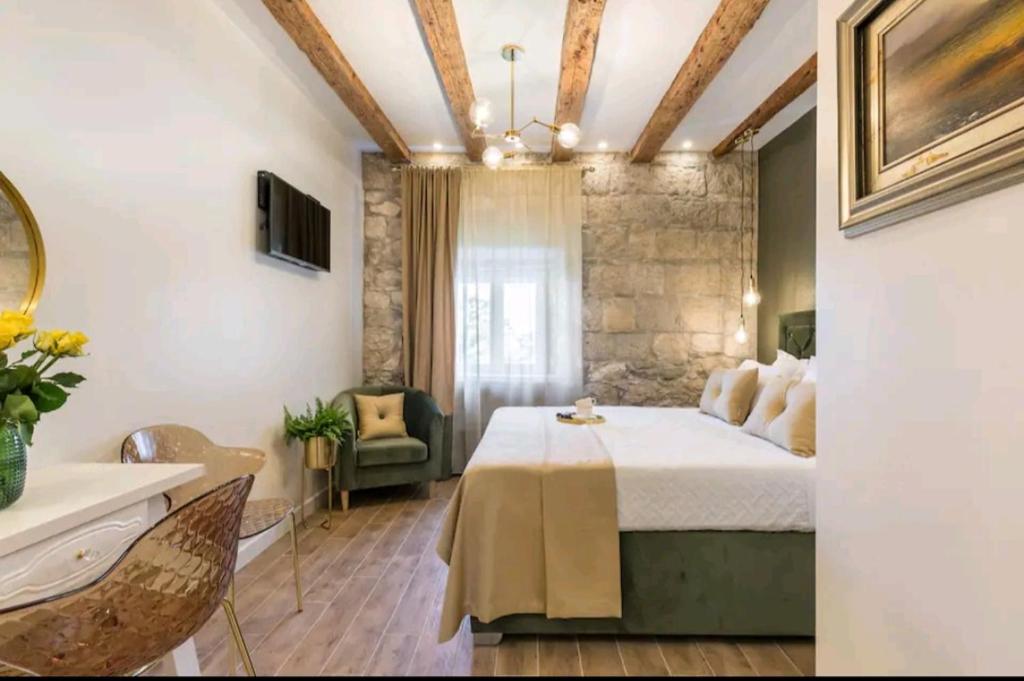 Posteľ alebo postele v izbe v ubytovaní Old town vibes for 2, luxury room with sea view