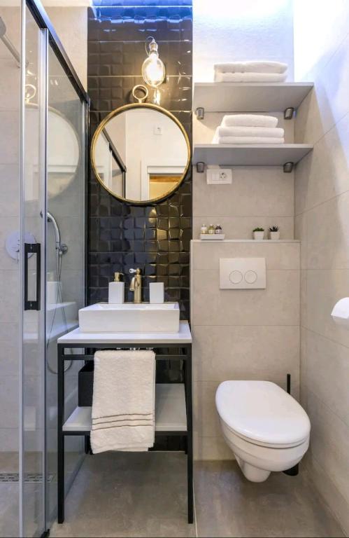 Kúpeľňa v ubytovaní Old town vibes for 2, luxury room with sea view