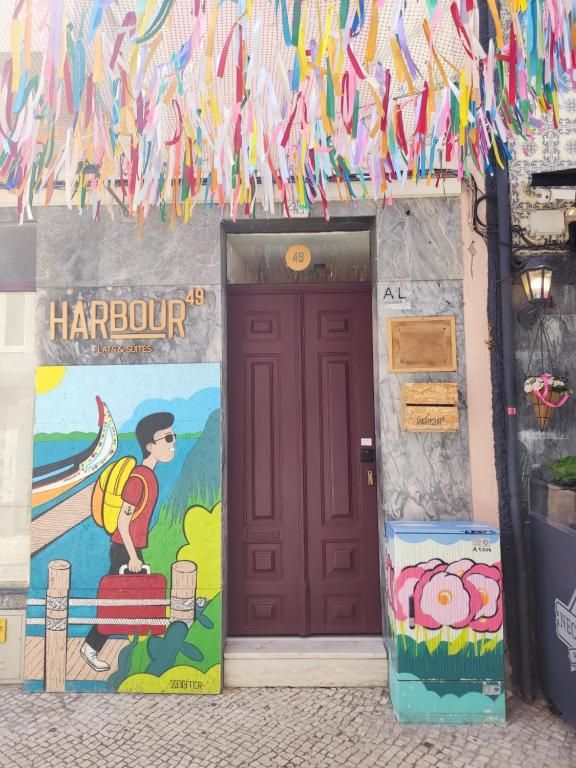 un edificio con una porta con un dipinto sopra di Harbour49 - AVEIRO FLATS & SUITES ad Aveiro
