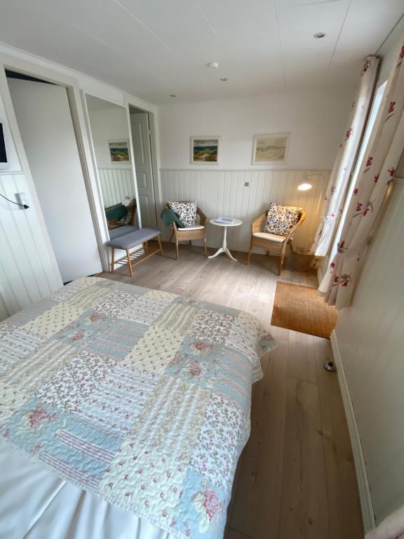 Postel nebo postele na pokoji v ubytování Klithjem Badehotel