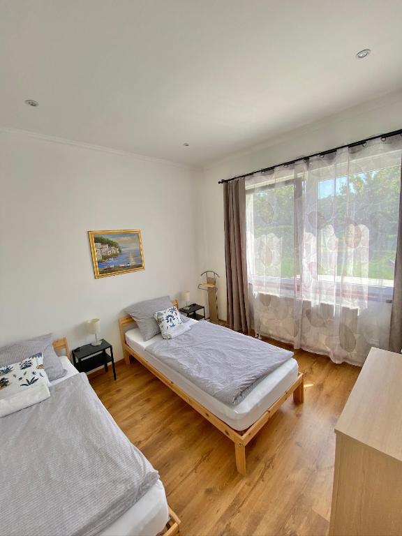 Postel nebo postele na pokoji v ubytování Luca Apartman