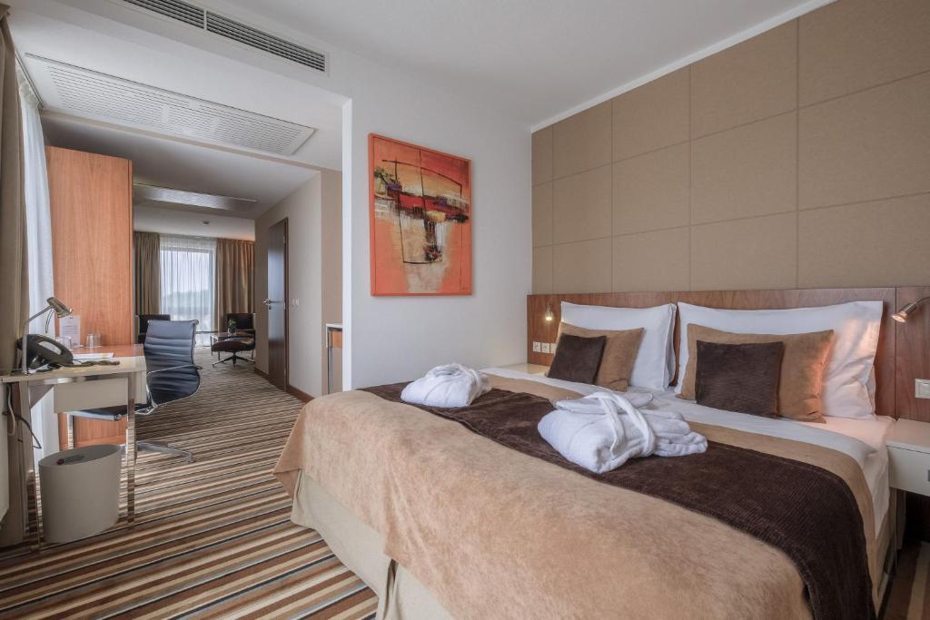 Postel nebo postele na pokoji v ubytování Business Hotel Astrum Laus