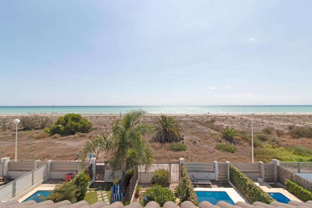 desde el balcón de un complejo con vistas a la playa en Global Properties, Adosado en primera linea de playa con vistas al mar, en Sagunto