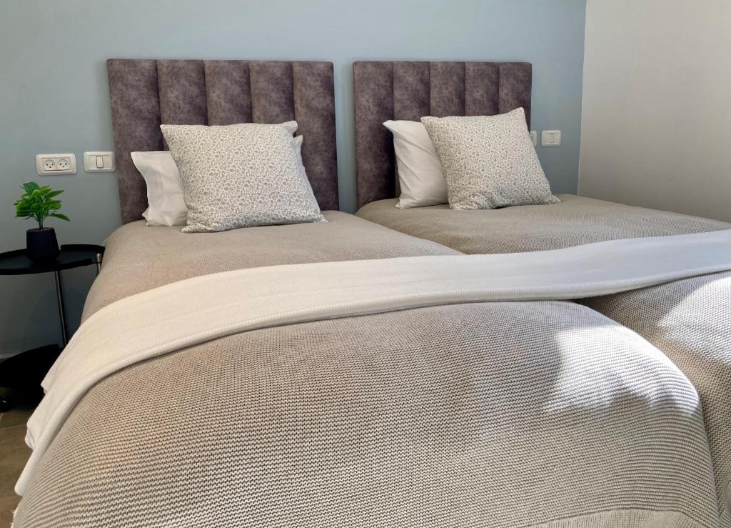 Ένα ή περισσότερα κρεβάτια σε δωμάτιο στο Lovely New Private Duplex in Prime City Center location