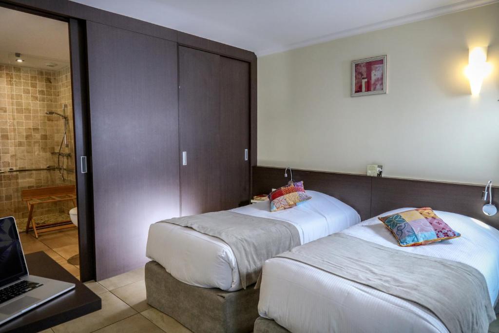 Postel nebo postele na pokoji v ubytování Logis Auberge Les Murets Hotel Restaurant Spa