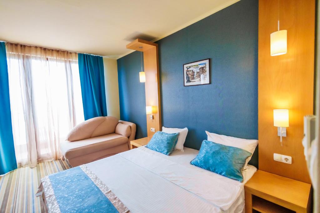 Postel nebo postele na pokoji v ubytování Mirage Hotel