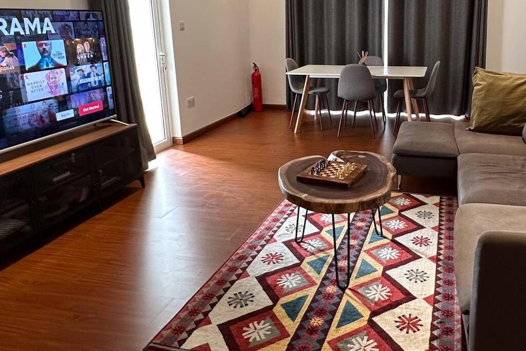 Woody Flat في سيب: غرفة معيشة مع أريكة وتلفزيون