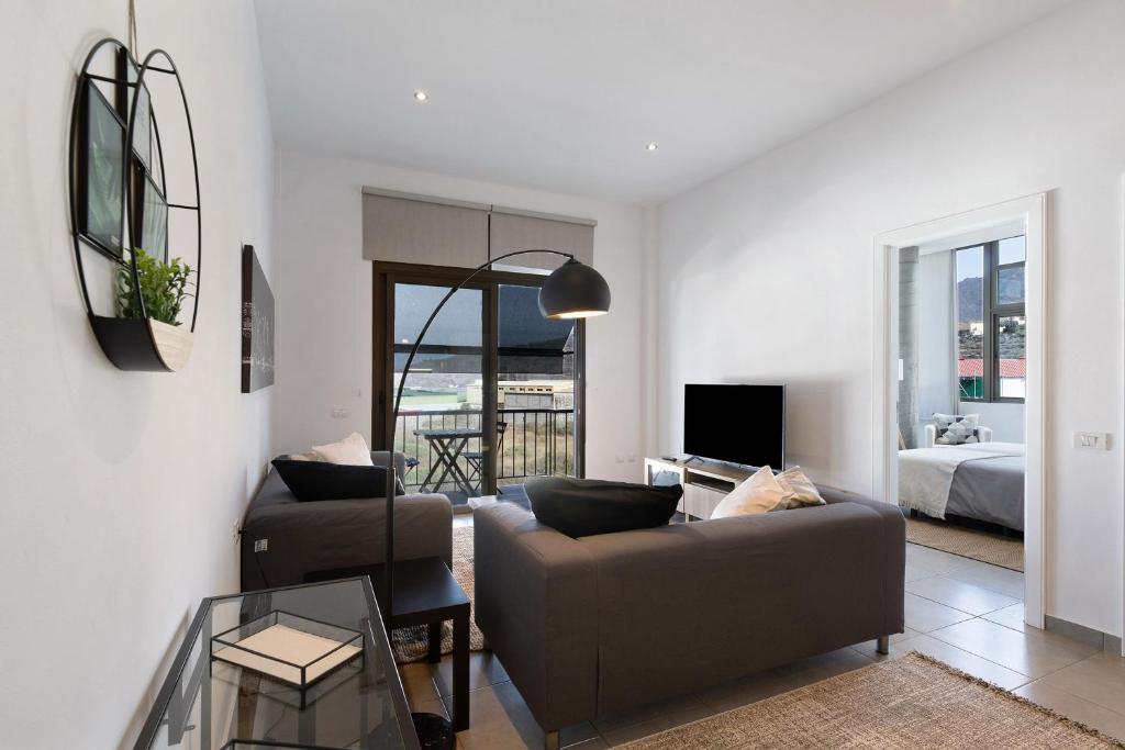 a living room with a couch and a table at Urban Park Nueva York in Los Llanos de Aridane