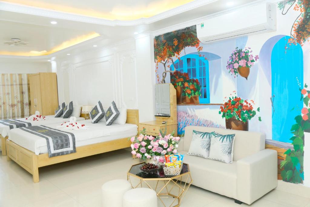ハノイにあるNoi Bai Ville Airport Hotelのベッドとソファ付きのホテルルーム