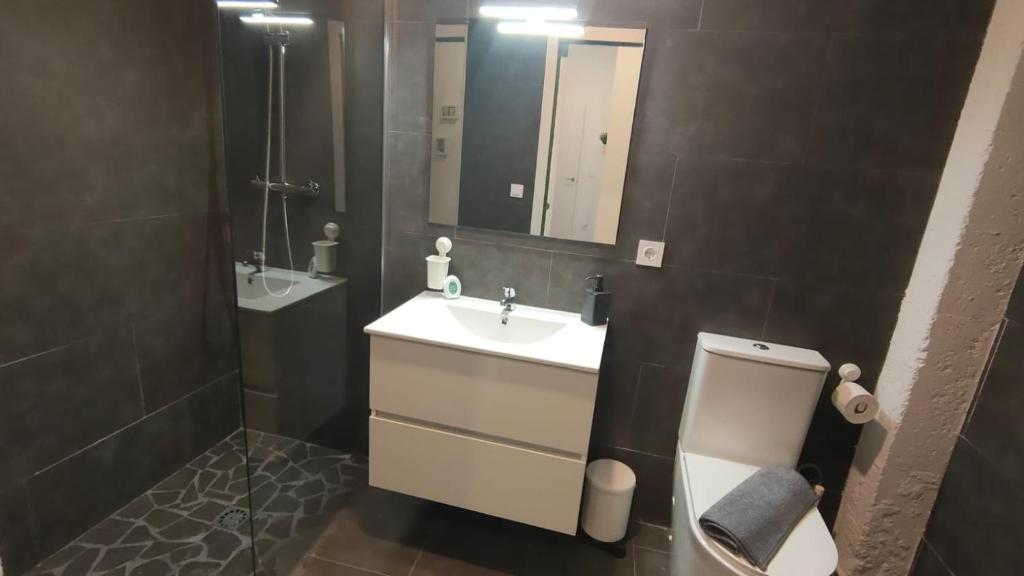 y baño con lavabo, aseo y espejo. en Small and Cozy Rooms - G10 en Valencia