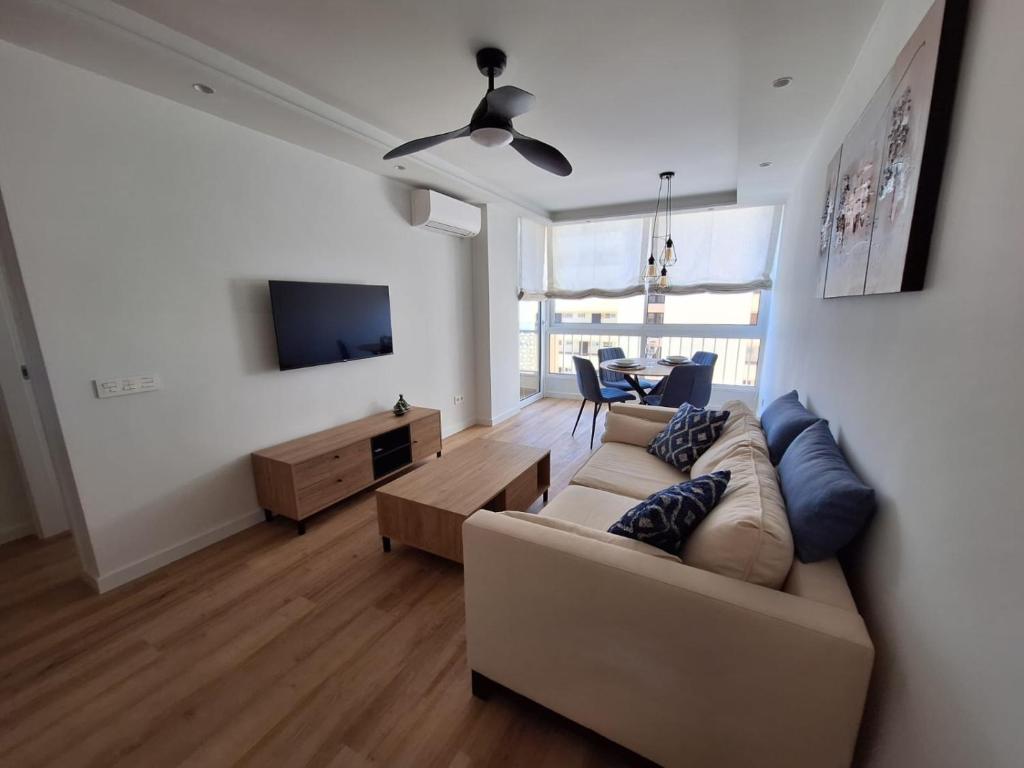 uma sala de estar com um sofá e uma mesa em SEAFRONT APARTMENT em Marbella