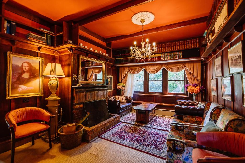 Warburton Lodge في واربورتون: غرفة معيشة مليئة بالاثاث والثريا