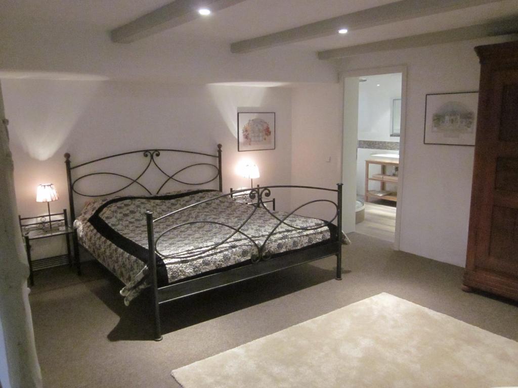 ein Schlafzimmer mit einem Bett in einem Zimmer in der Unterkunft Apartment Viersen in Viersen